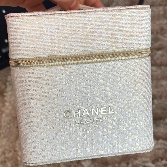 Chanel Beauty Makeup Case - Picture 4 of 4